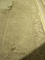 Mont-Saint-Vincent, Eglise, Dalle mortuaire du porche (2)